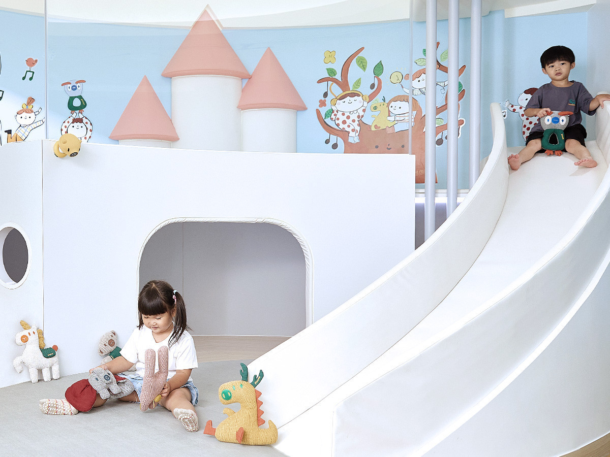 兒童牙醫診所設置「溜滑梯兒童遊戲區」,醫師及助理對孩童友善,讓孩子看診時放鬆情緒,每次看完診都能開心回家,並期待下一次檢查看牙的旅程,這樣的做法獲得家長們的良好評價及推薦。