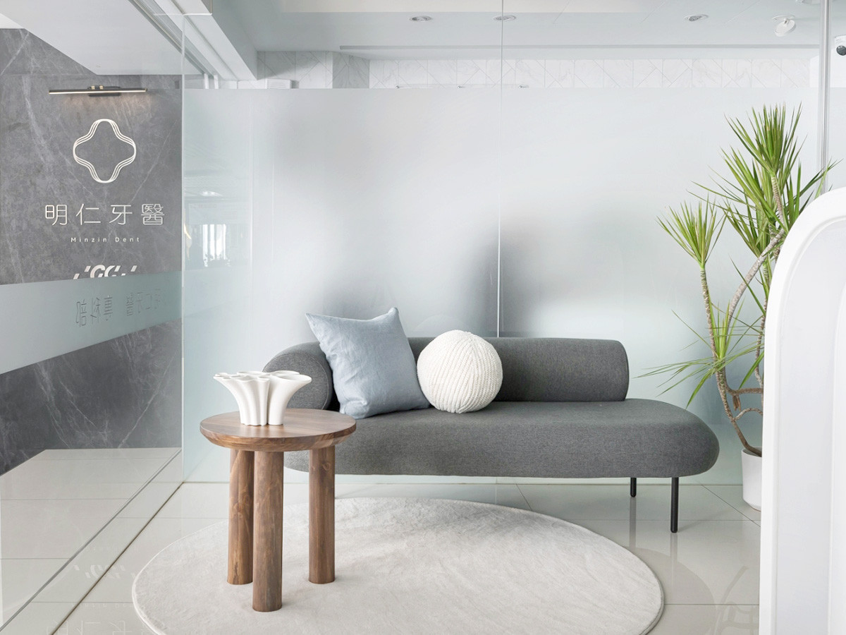 設置成人部、兒童部、專科部,三個獨立牙科部門及看診環境,明仁牙醫打造屬於全家人完善的全齡、全牙科診所。