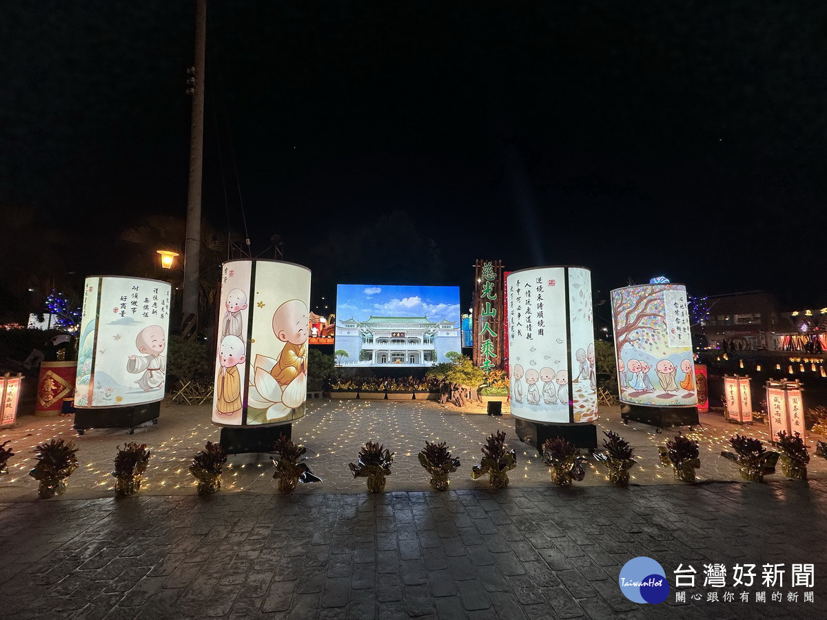 人乘寺以旋轉燈箱展示高僧法語。(記者扶小萍攝)<br /><br />