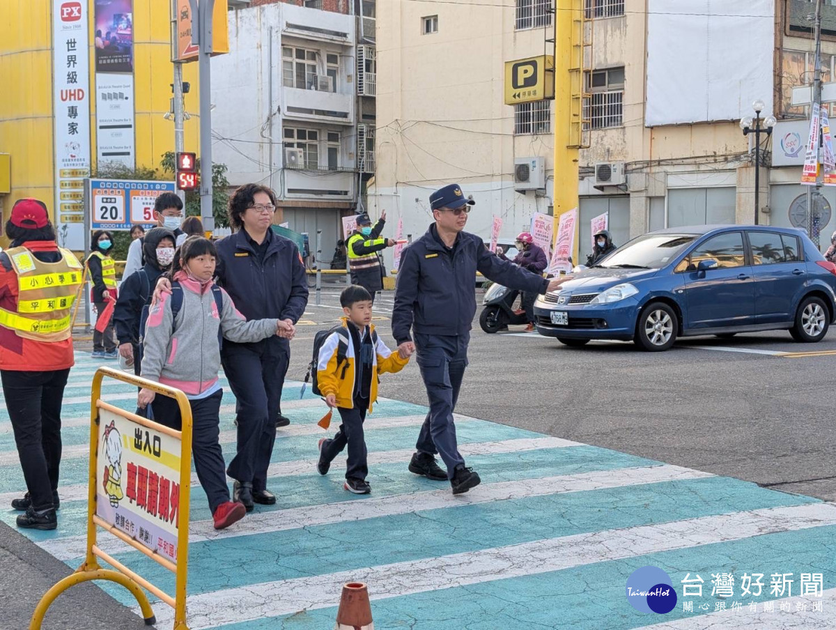 開學日，彰警護童總動員打造安全校園。圖／彰化縣警局提供