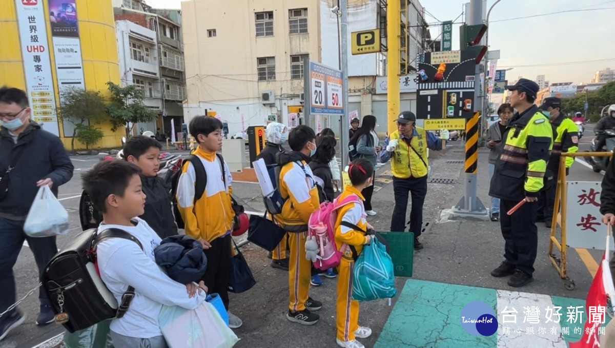 開學日,彰警護童總動員打造安全校園。圖/彰化縣警局提供