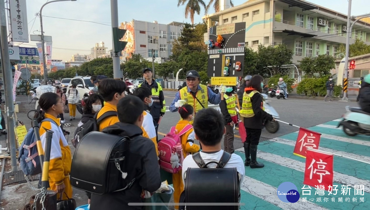 開學日,彰警護童總動員打造安全校園。圖/彰化縣警局提供