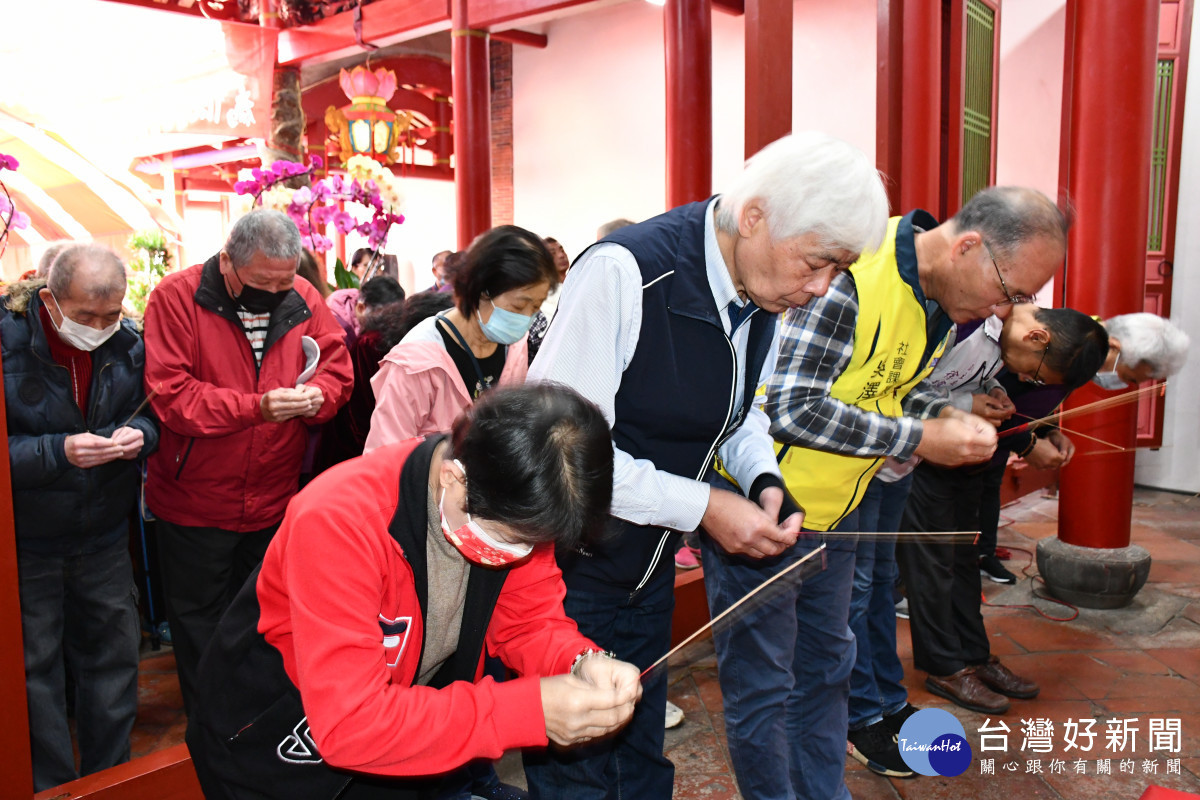 彰化市公所寺廟室主任盧建州(前排中左)與社會課長吳澤生(前排中右)代表林世賢市長上香祈福。圖/記者鄧富珍翻攝