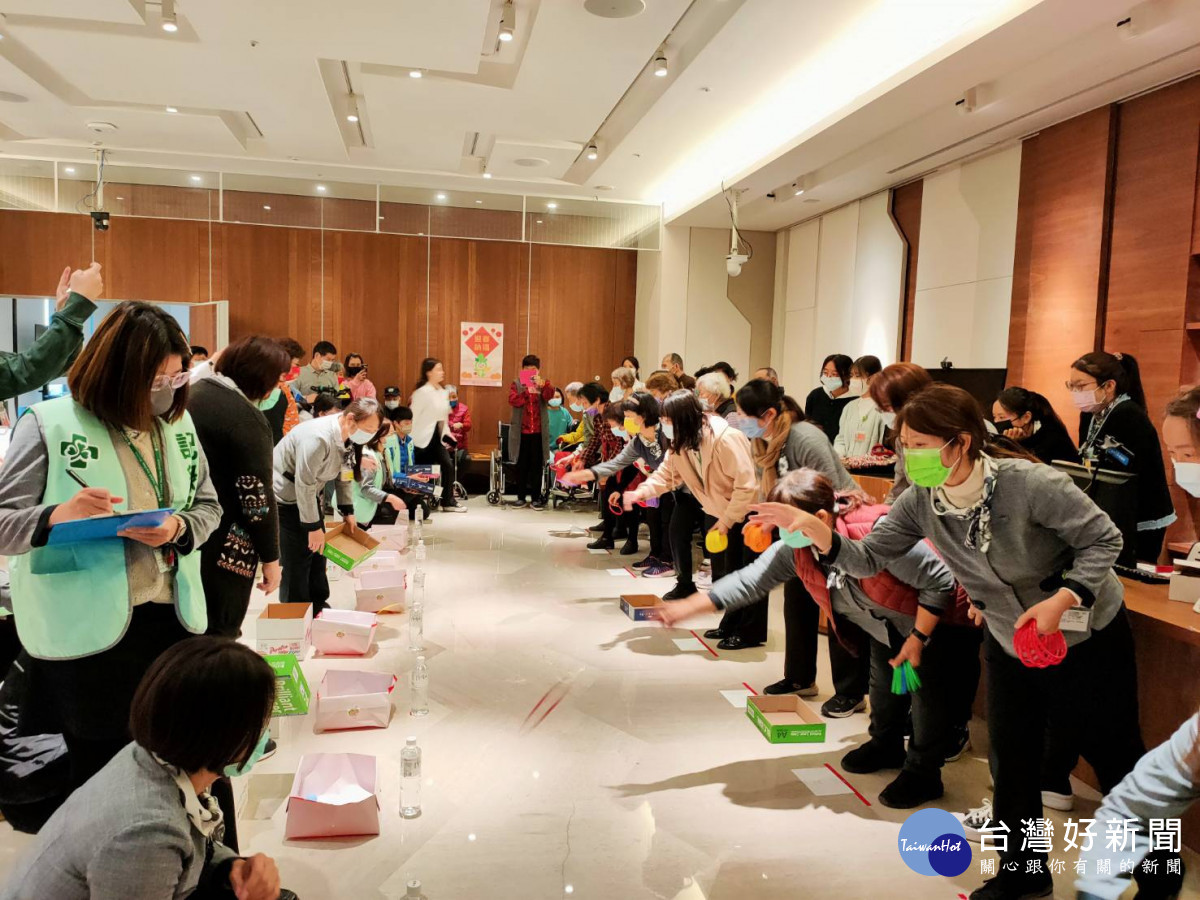 彰化秀傳舉辦「瑞蛇舞春賀元宵」活動，趣味闖關活力爆表。圖／記者鄧富珍攝