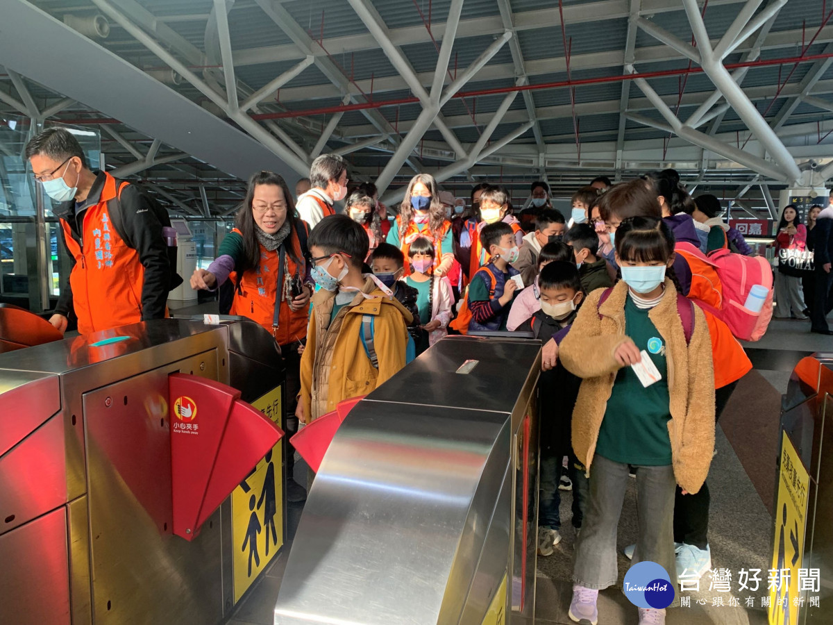 內甕實驗小學學童新奇過閘門/高鐵嘉義站提供