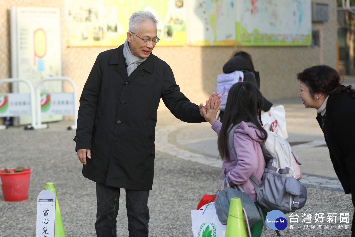 嘉義市府教育處長郭添財特別代表市長黃敏惠，前往關心各校開學準備情況／嘉義市府提供