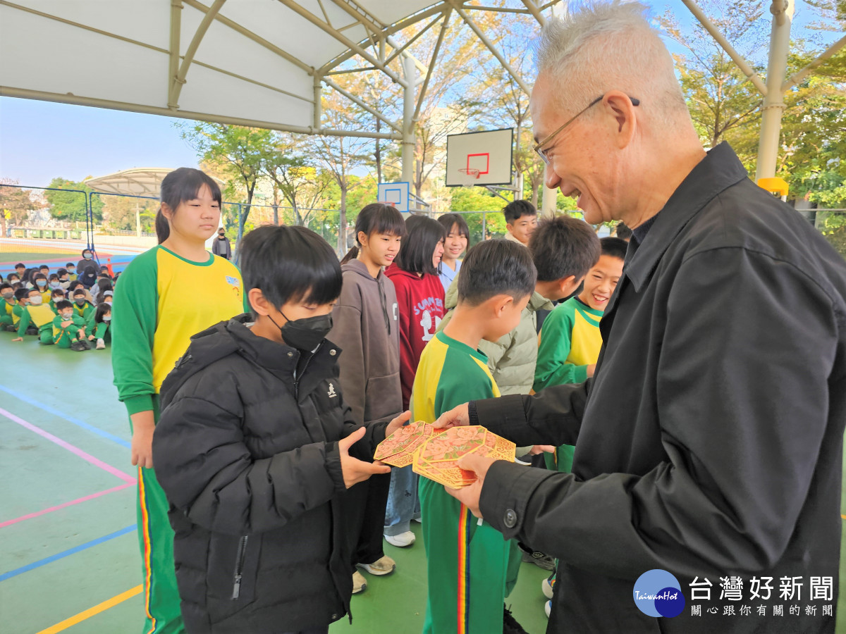 嘉義市府教育處長郭添財特別代表市長黃敏惠,前往關心各校開學準備情況/嘉義市府提供