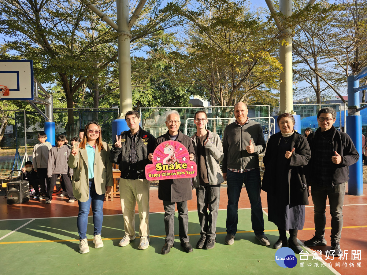 嘉義市聘任的外籍英語教師在開學始業式與學童互動,並教導學童蛇年與生肖的英語單字/嘉義市府提供