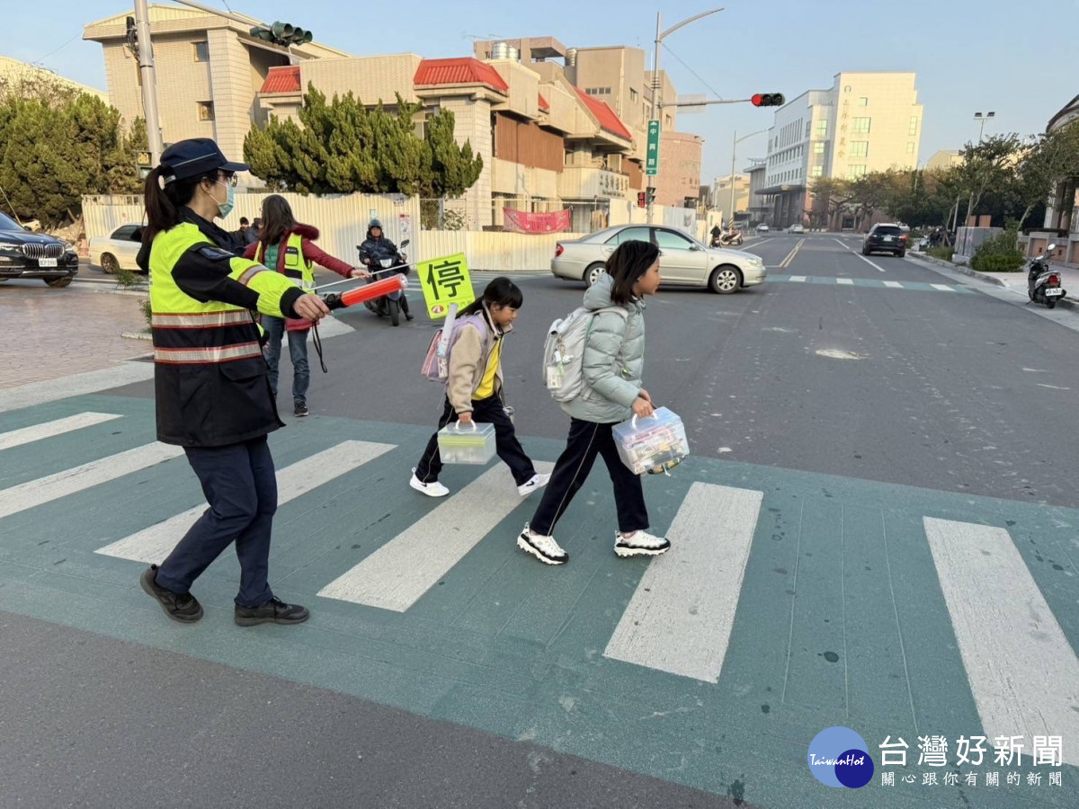 西螺警分局在開學日啟動護童專案／警方提供