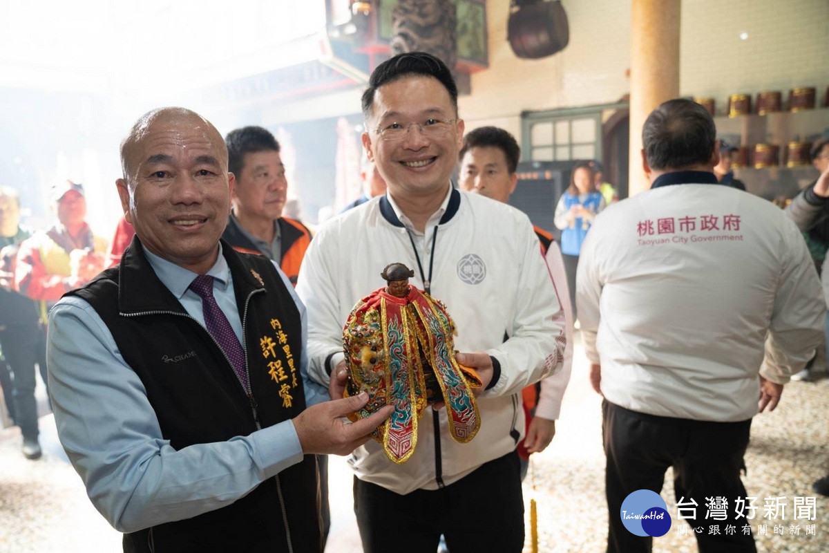 桃園市副市長蘇俊賓親身參與大園內海貴文宮遶境祈福儀式。<br /><br />