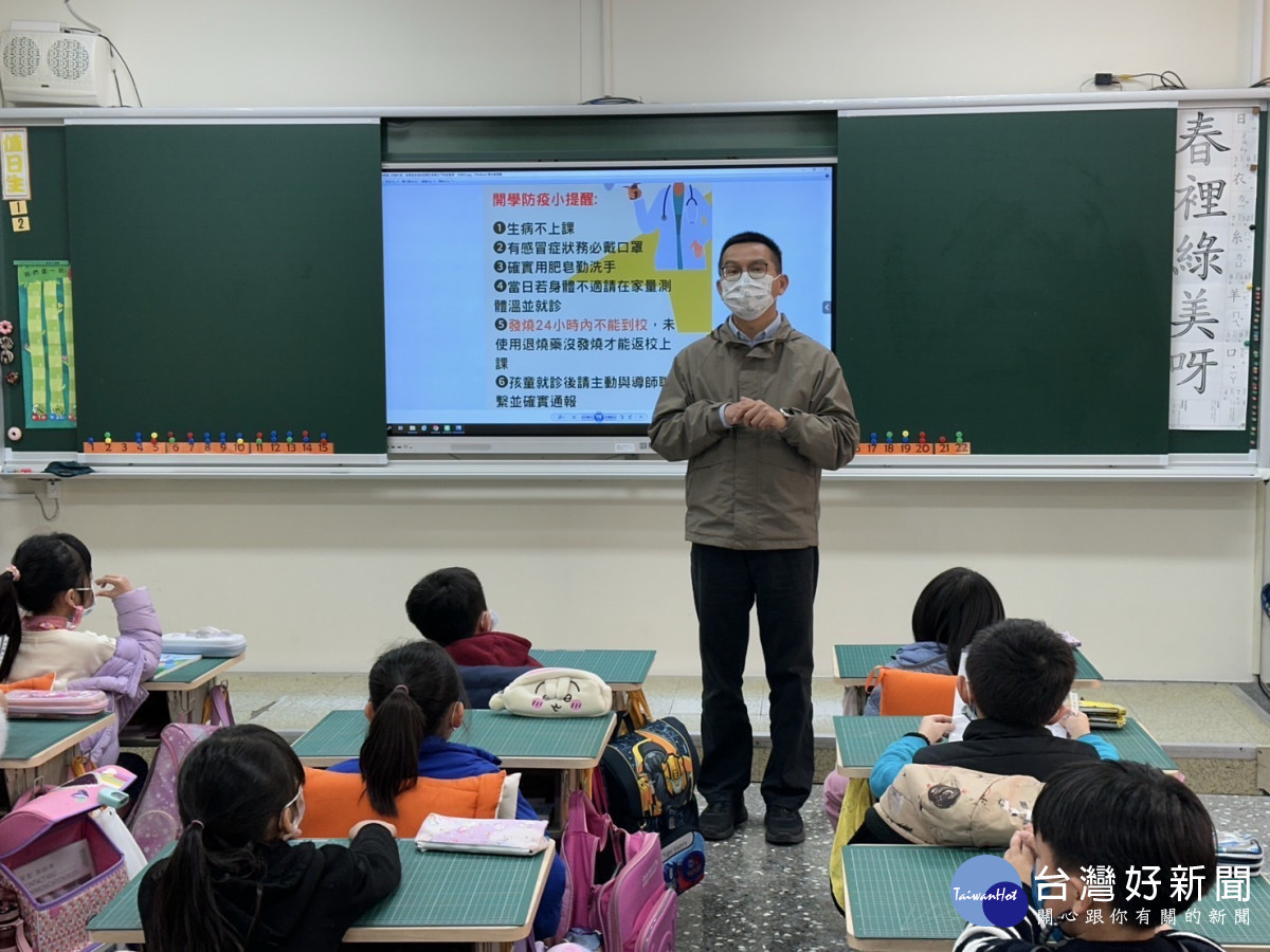 大同國小校長和學務主任入班宣導流行疾病防治/嘉義縣府提供
