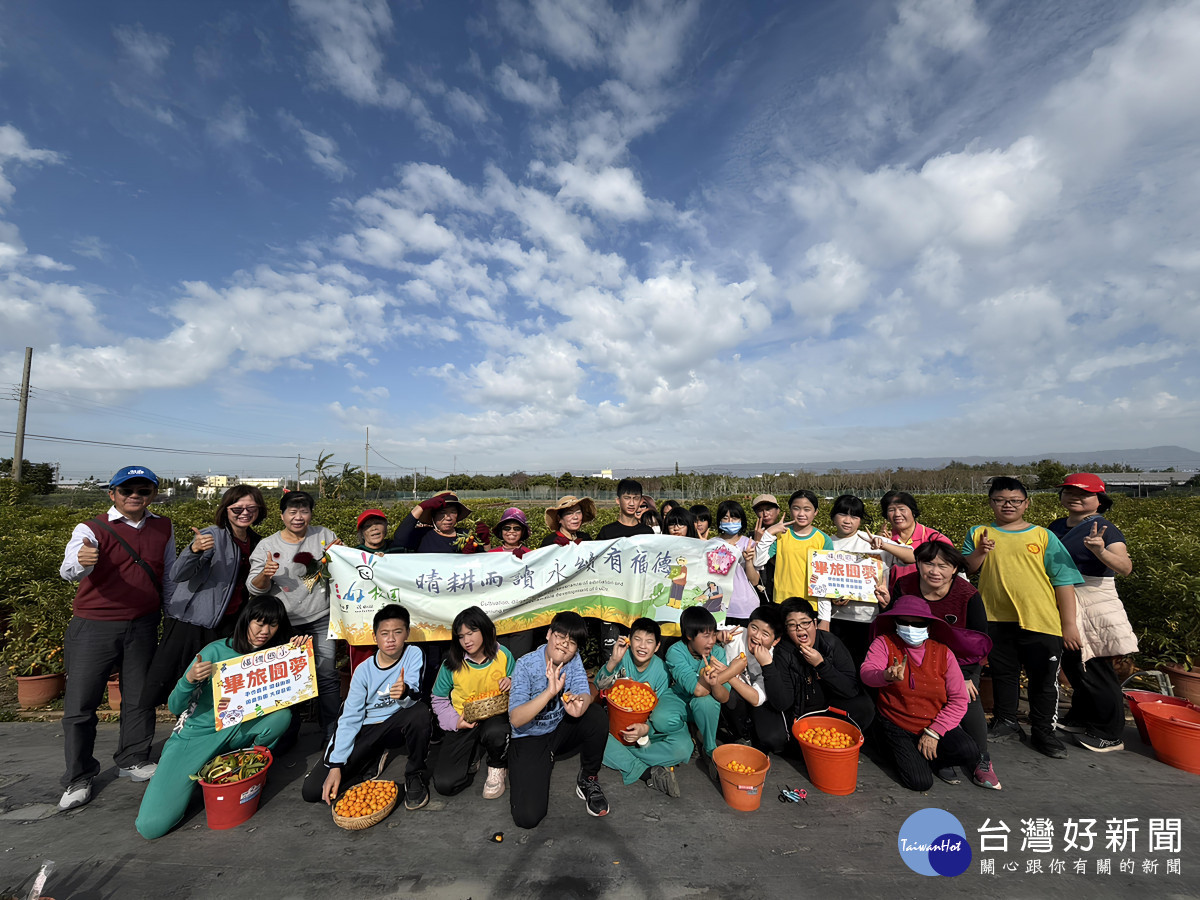福德國小18位畢業生在開學日實踐永續生活,採金桔製成惜食果醬販售實現圓夢助學。圖/福德國小提供