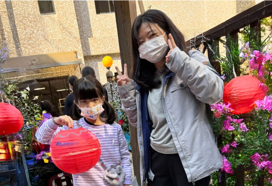 圖/小朋友開心參加猜燈謎和彩繪燈籠。(臺北醫院提供)