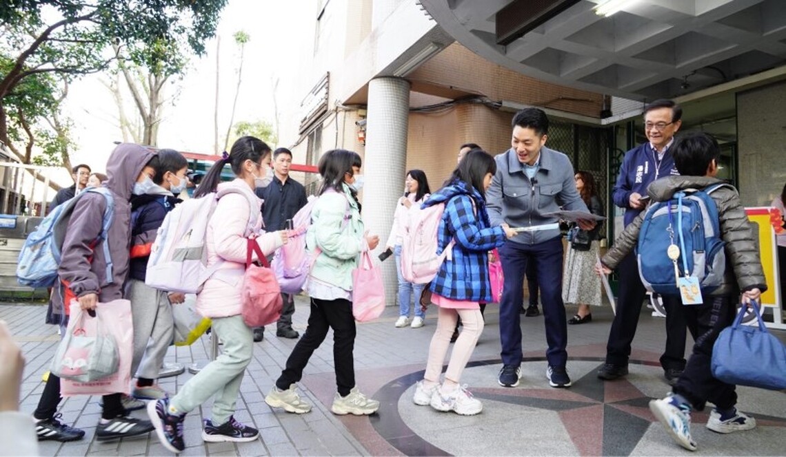 開學日!蔣萬安迎接學童返校 體驗共融式遊戲場