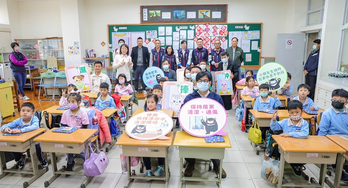 開學首日視察校園防疫整備情形 陳其邁：落實個人防護措施 勤洗手、戴口罩降低傳染風險