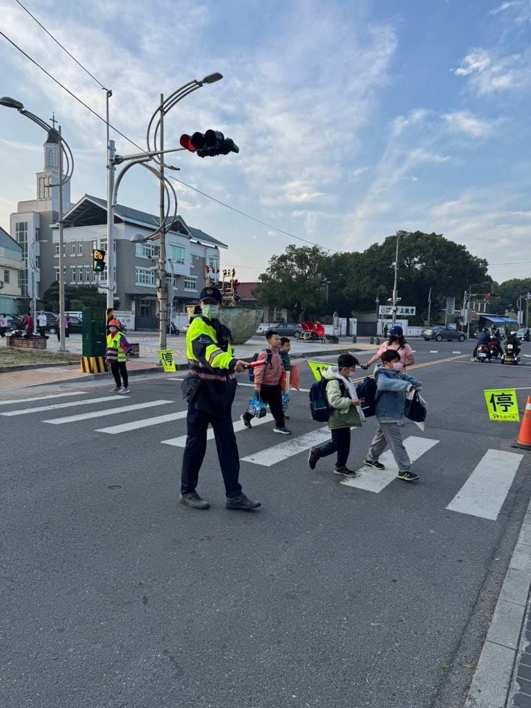 ▲嘉義縣警察局執行護童上學勤務。(圖/嘉義縣警察局提供)