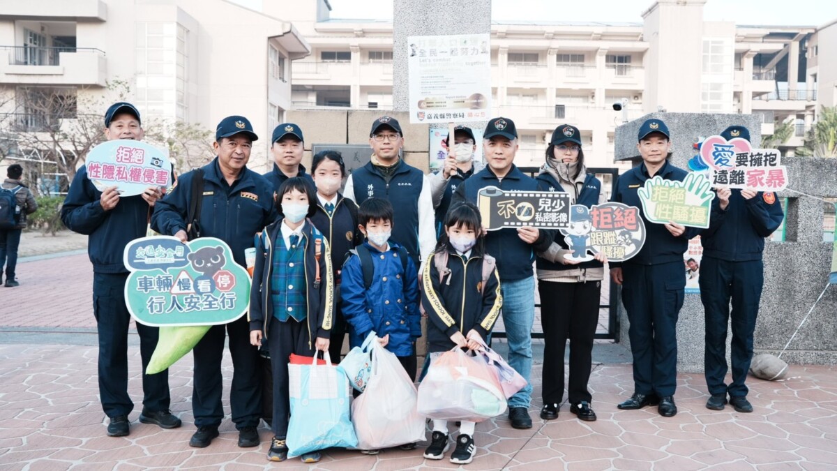 ▲嘉義縣警察局執行護童上學勤務，並宣導校園安全。（圖/嘉義縣警察局提供）