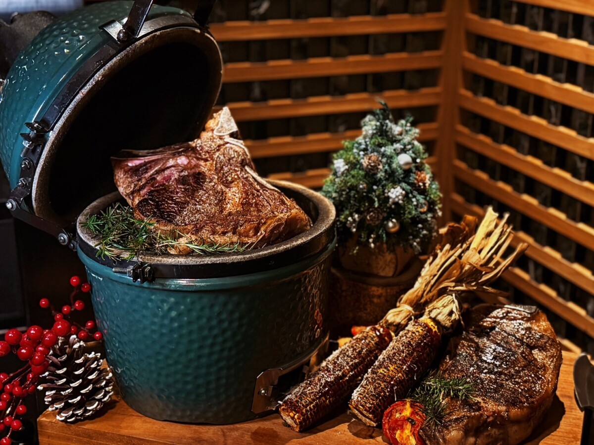 Robin’s牛排屋推出「愛你入骨．帶骨和牛饗宴」，每套11,800元起，包含雙人湯品、豐美的鮮綠沙拉吧以及情人節限定甜品吧，主菜則是全台獨家「日本F1帶骨牛排」，充滿儀式感的桌邊服務，為雙人盛宴增添更多專屬的情趣。