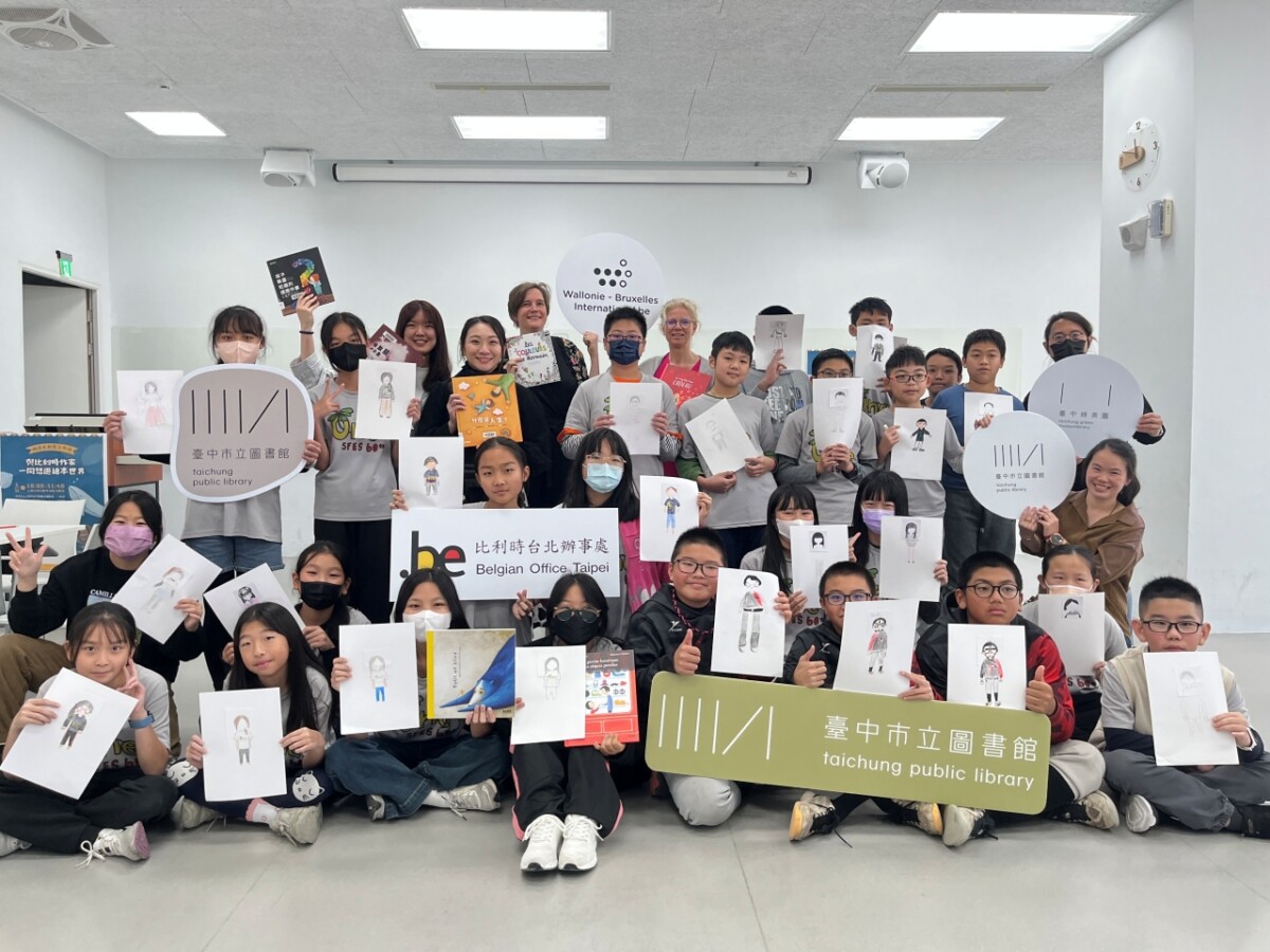 ▲比時利繪本作家帶領學童藝術創作大合照。(圖/記者顏淑娟翻攝)