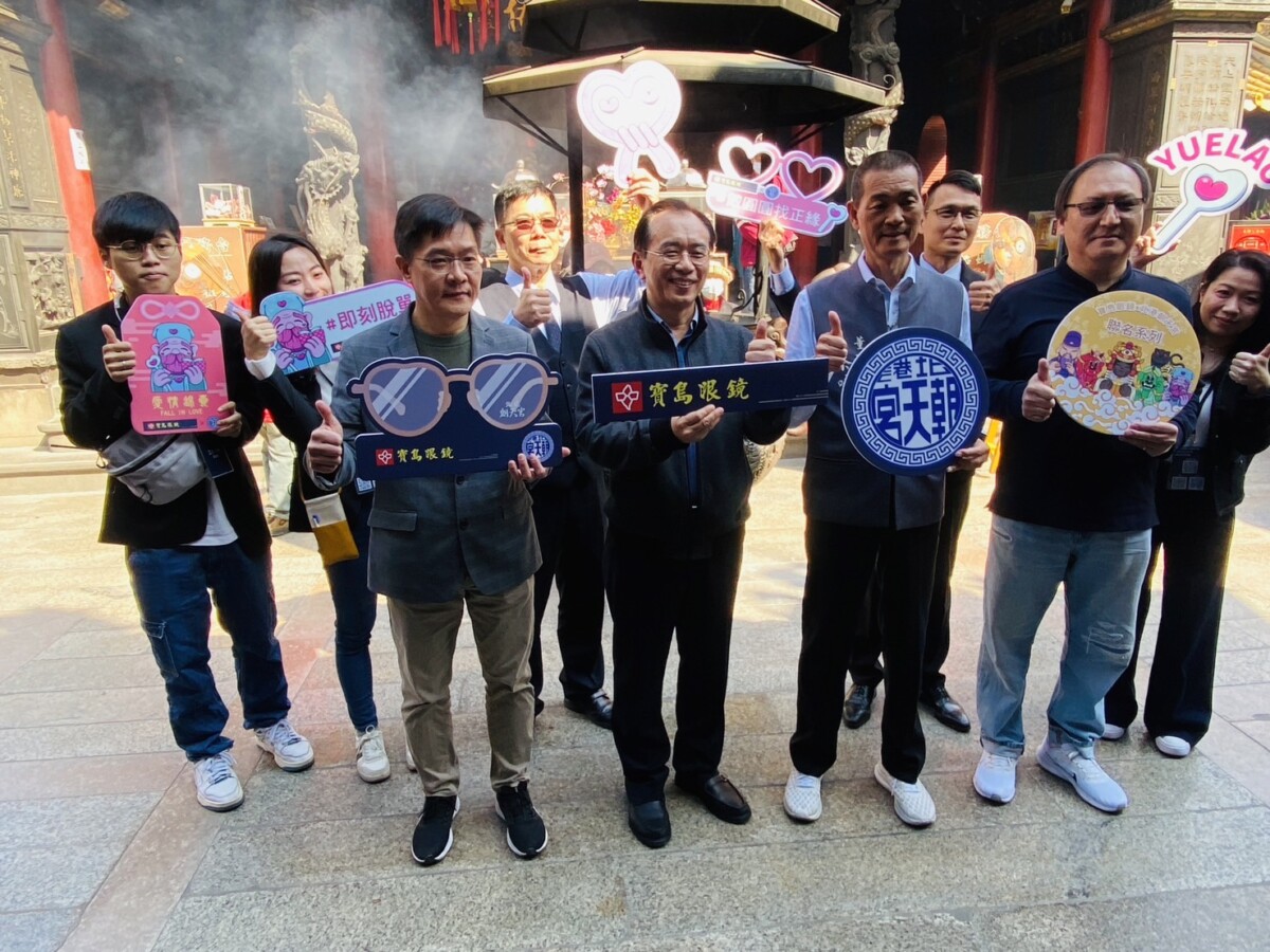 ▲寶島眼鏡此次攜手北港朝天宮推出全新聯名系列眼鏡,再度突破潮流設計與文化界限,帶來2025年度開春最具話題性的聯名產品。(記者陳雅琪攝)