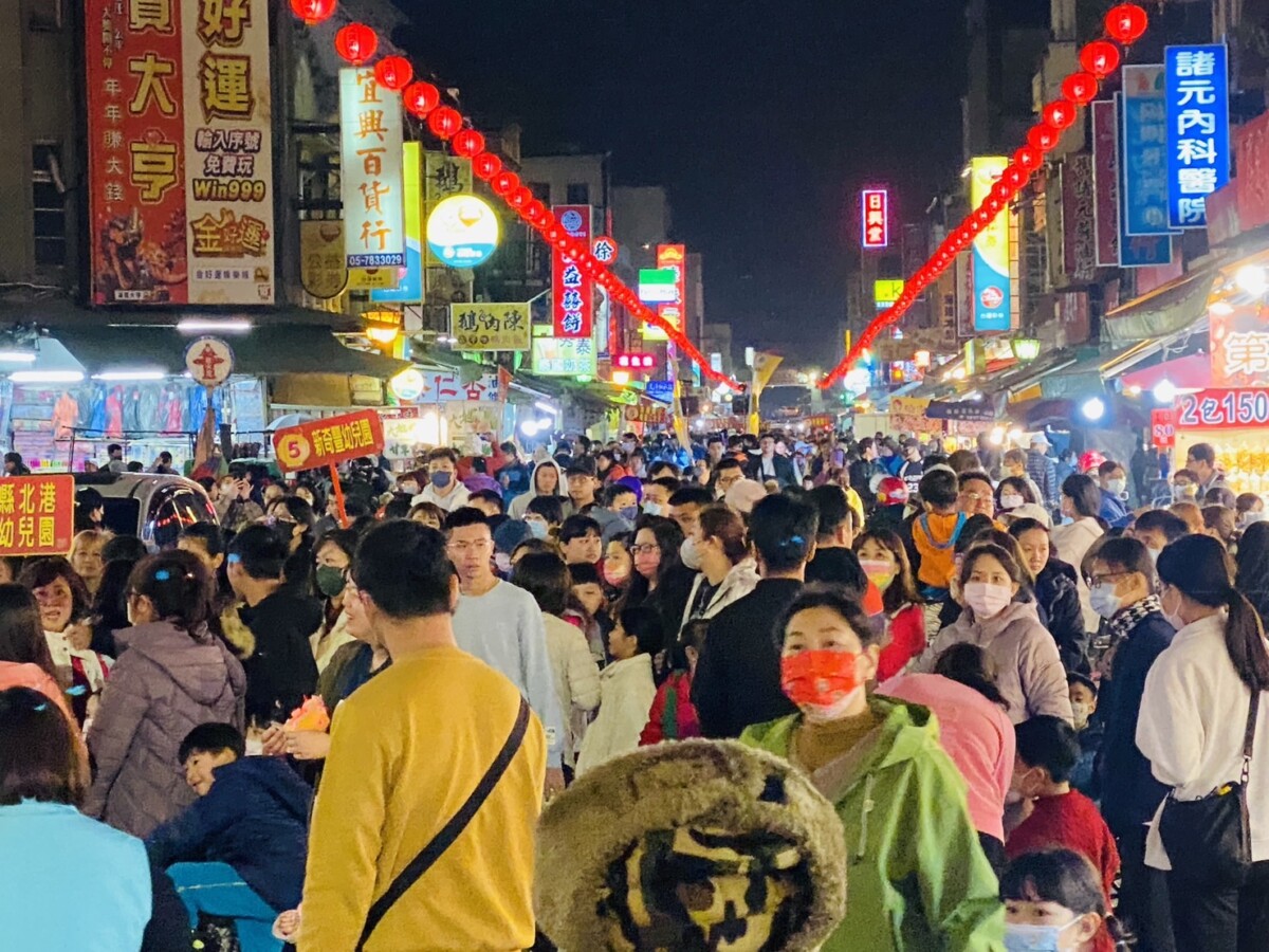 ▲北港元宵前夕提燈踩街加晚會,滿街人潮宛如不夜城。(記者陳雅琪攝)