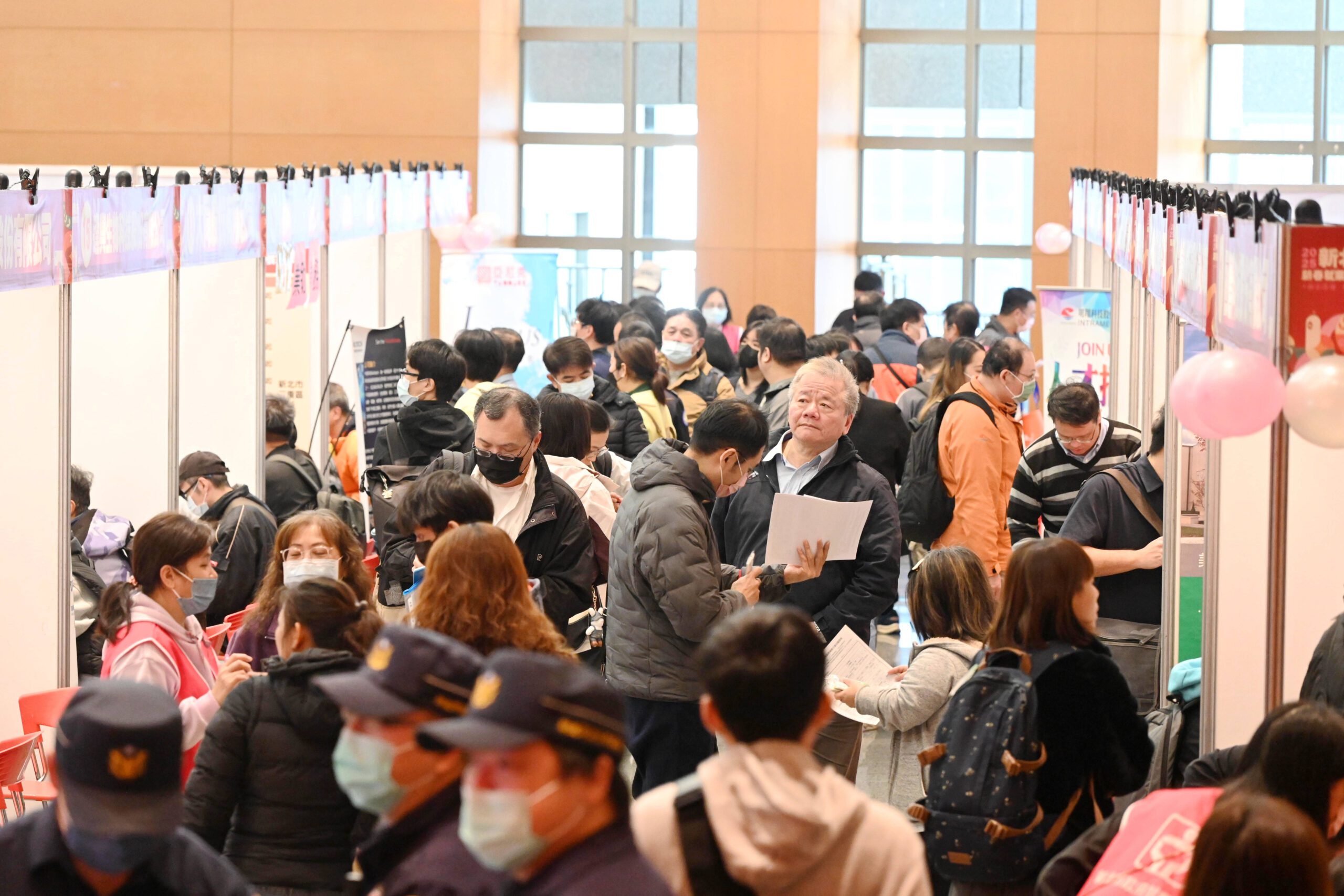 新北新春就業博覽會登場 侯友宜發福袋祝求職順利
