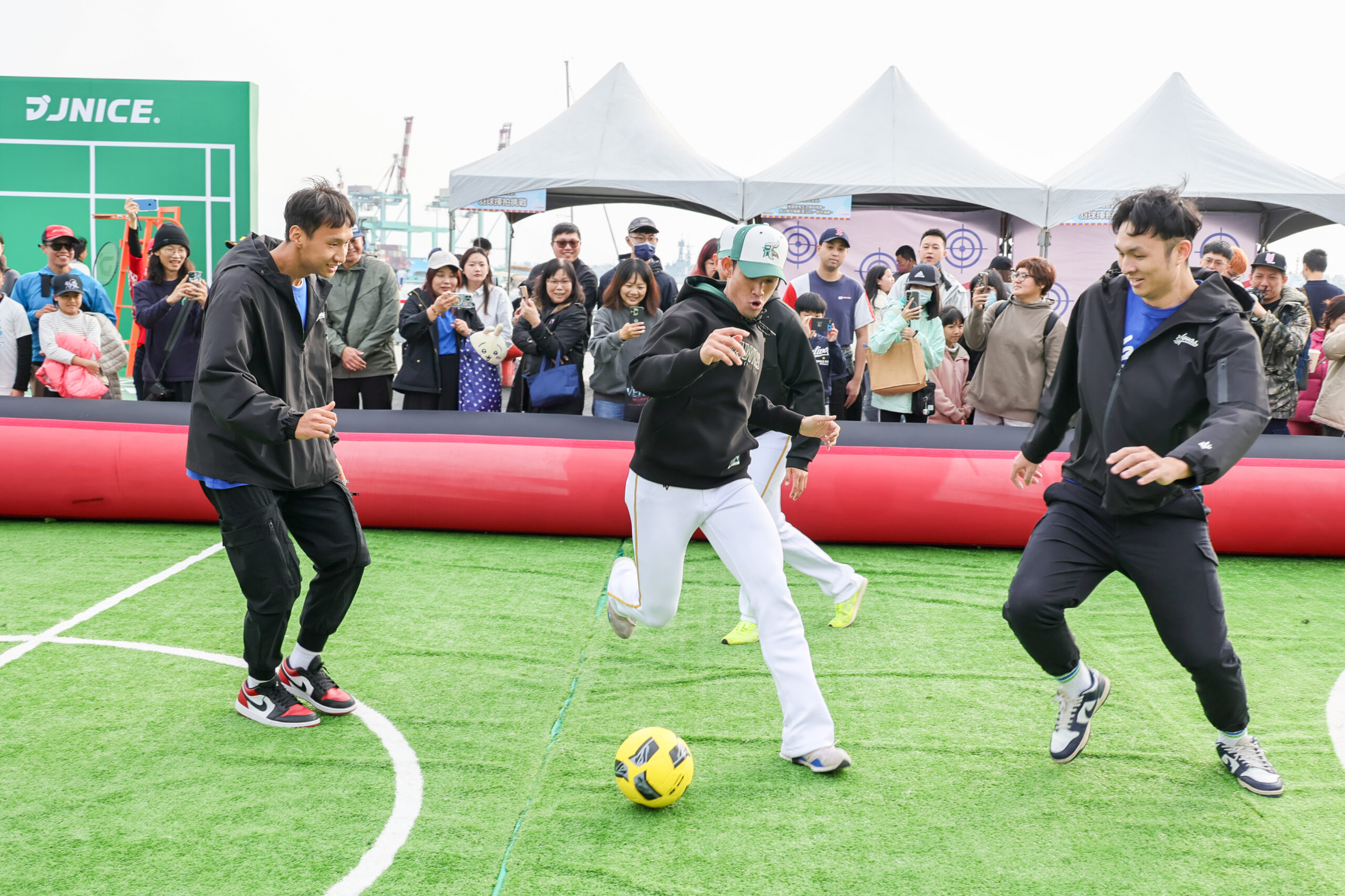 冬日遊樂園親子運動派對 台鋼雄鷹、海神球員闖關 冬日遊樂園親子運動派對 台鋼雄鷹、海神球員闖關