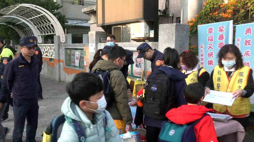 ▲彰化分局現場進行婦幼及交通人身安全宣導，教導學童及用路人正確的用路觀念，加上活潑有趣的立體宣導牌吸引眾多學童熱情參與有獎徵答活動。（記者林明佑攝）
