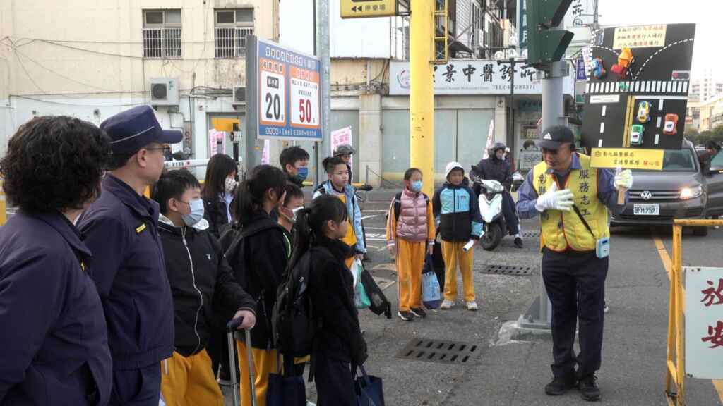 ▲彰化縣警察局本次特地邀請退休員警「嗶嗶哥」江敦霖前來擔任護童志工，他也義不容辭地前來參與護童活動。（記者林明佑攝）