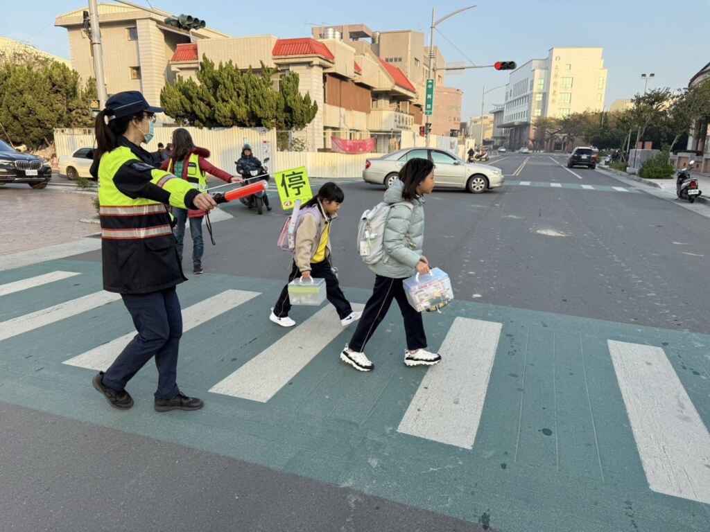 西螺警方守護學童快樂上學、平安返家。(記者廖承恩翻攝)