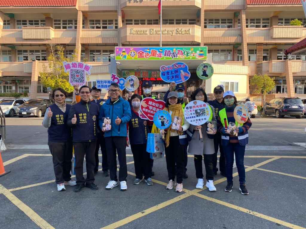 校園開學首日警方啟動護童專案。(記者廖承恩翻攝)