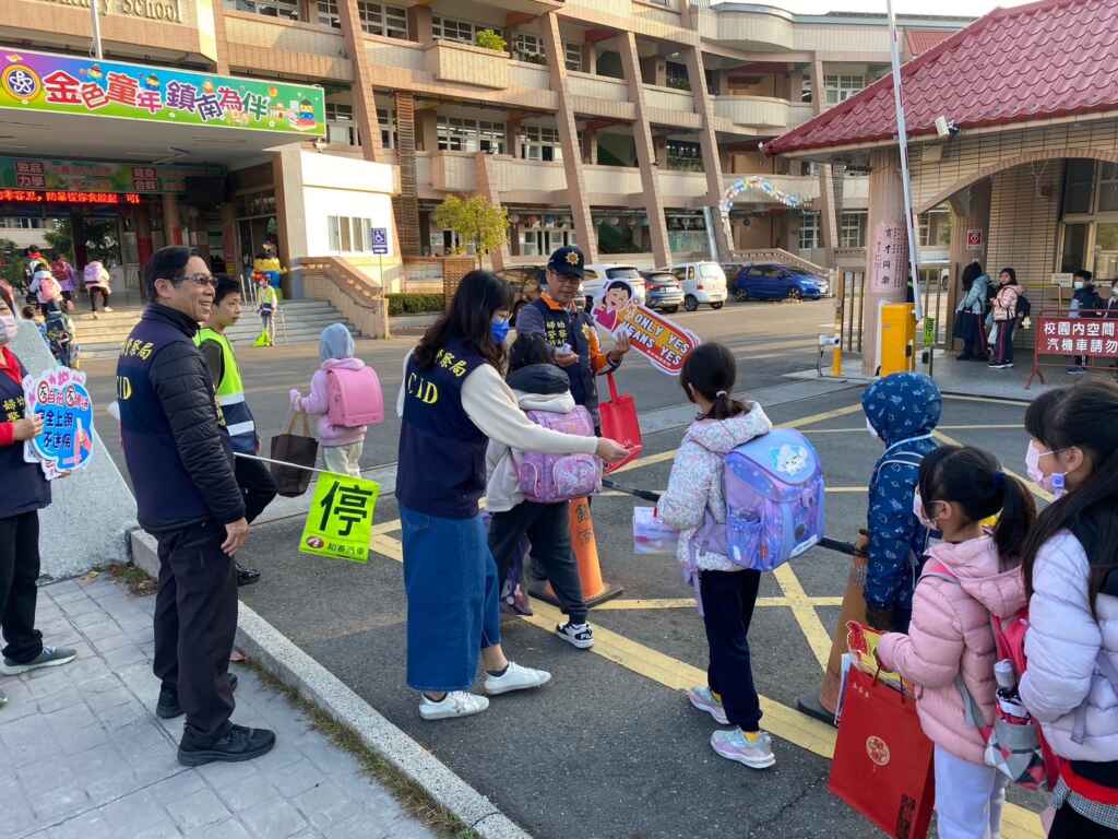 員警於國小大門前重要路口執交通疏導。(記者廖承恩翻攝)