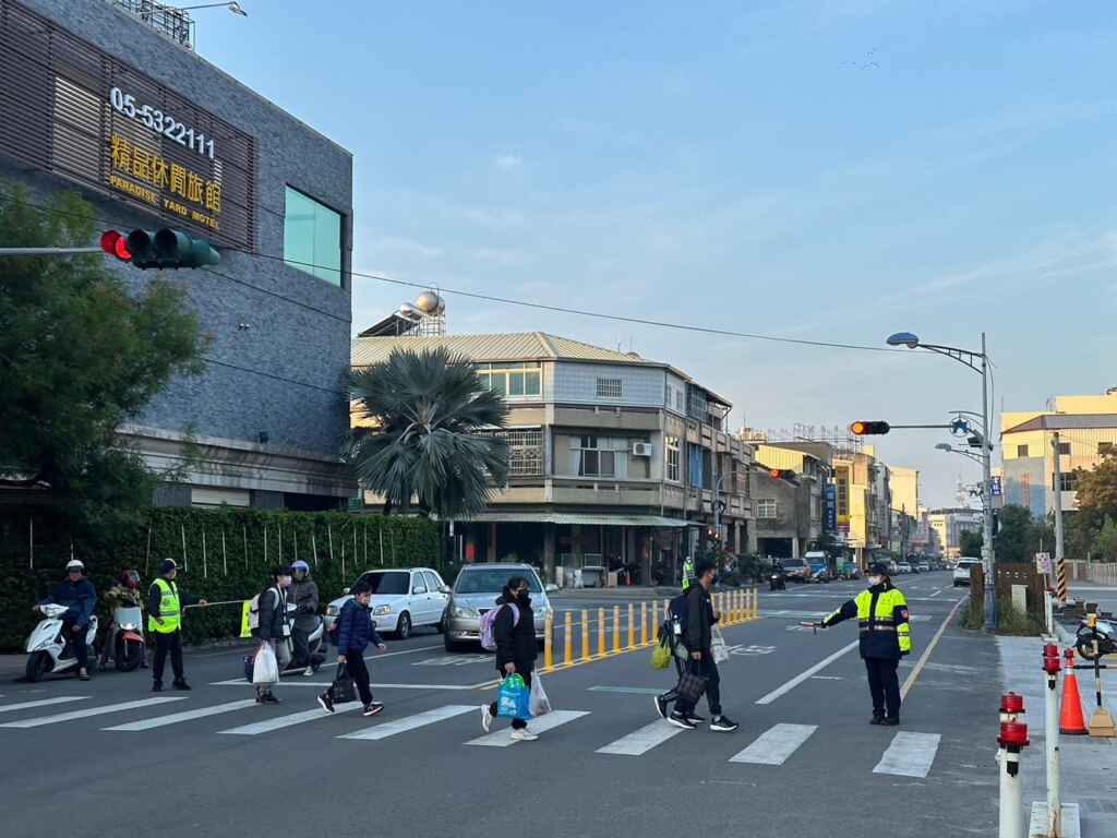 警方叮囑學童過馬路時走行人穿越道。(記者廖承恩翻攝)