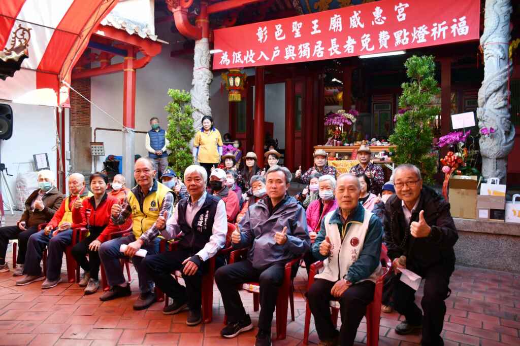▲彰化市公所為低收入戶與獨居長者免費點燈祈福。（記者林明佑翻攝）