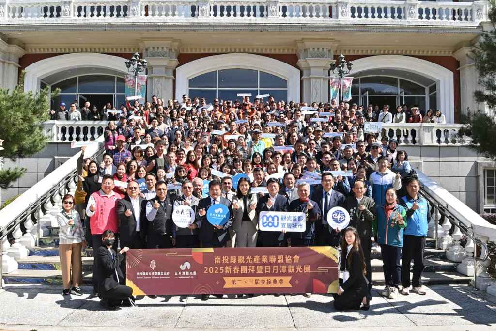 ▲南投縣觀光產業聯盟協會11日在九族文化村舉辦「2025新春團拜暨日月潭觀光圈第二、三屆盟主交接典禮」，邀集縣內35個公協會熱情參與。（記者張玉泰攝）