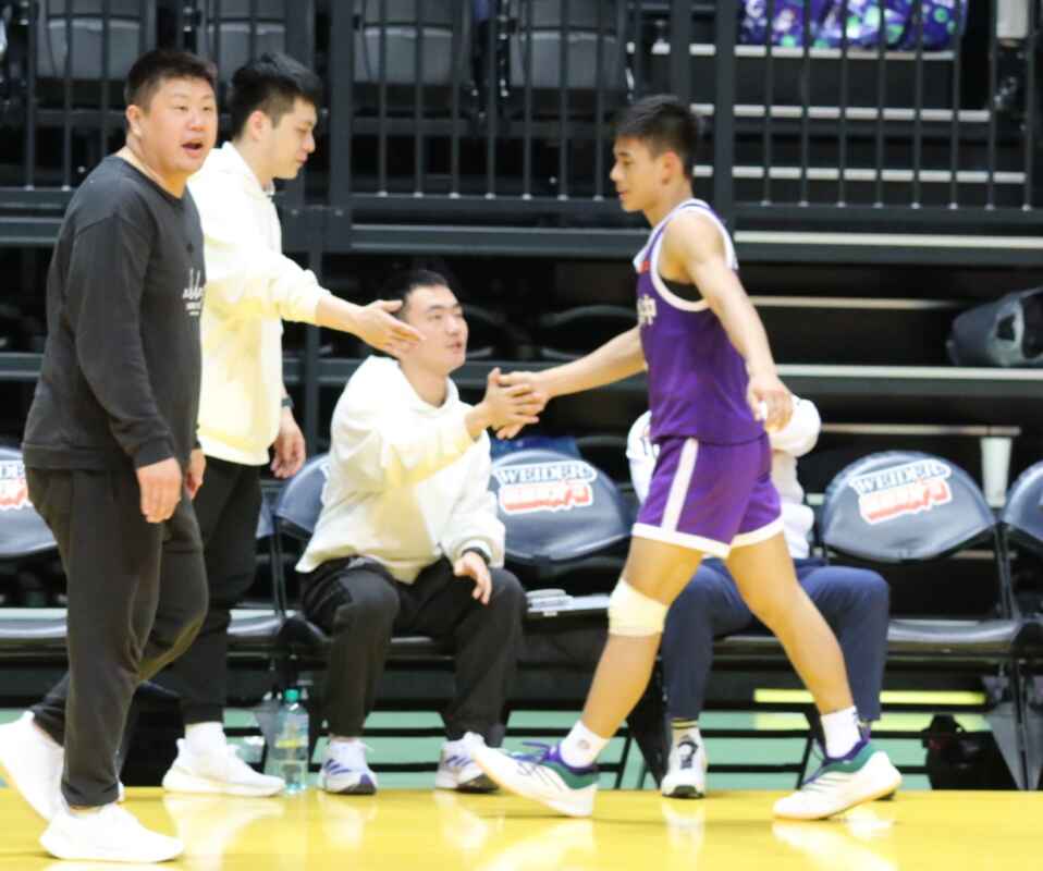 南湖高中男籃隊重演鳳還巢戲碼，小鐵教練(左)接掌兵符後，演出HBL大黑馬傳奇，可望重返男甲前四強。 (魏冠中攝影)