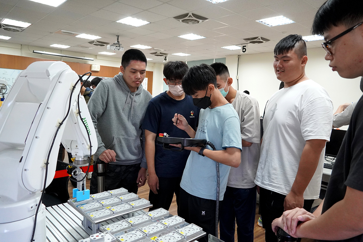 正修機械「IM Try It—智機玩家」體驗營　學員實操機械手臂超嗨