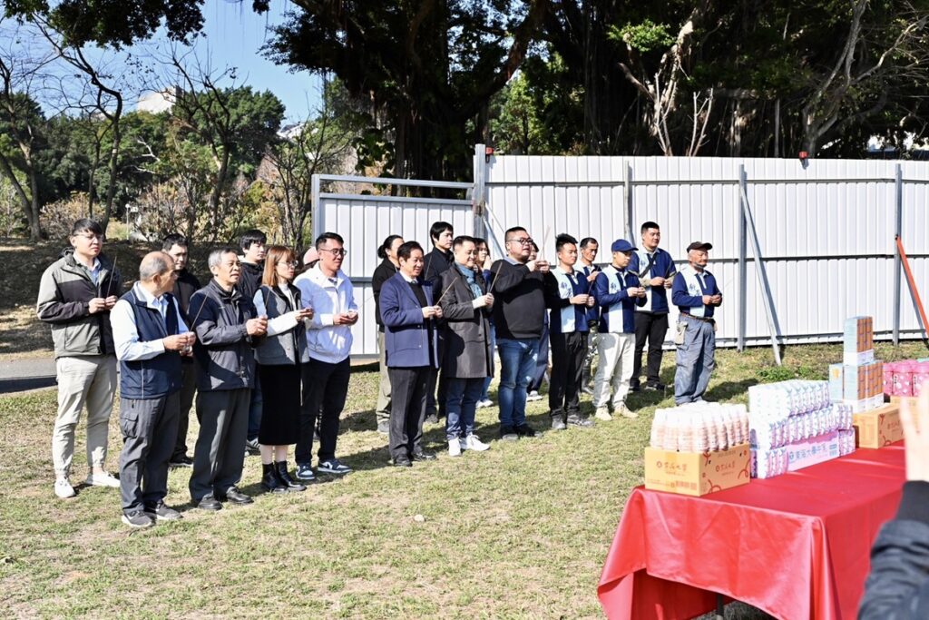 東海古典玫瑰園隆重舉行開工典禮,團隊誠心祭拜,祈願工程順利圓滿。(圖/東海大學提供)