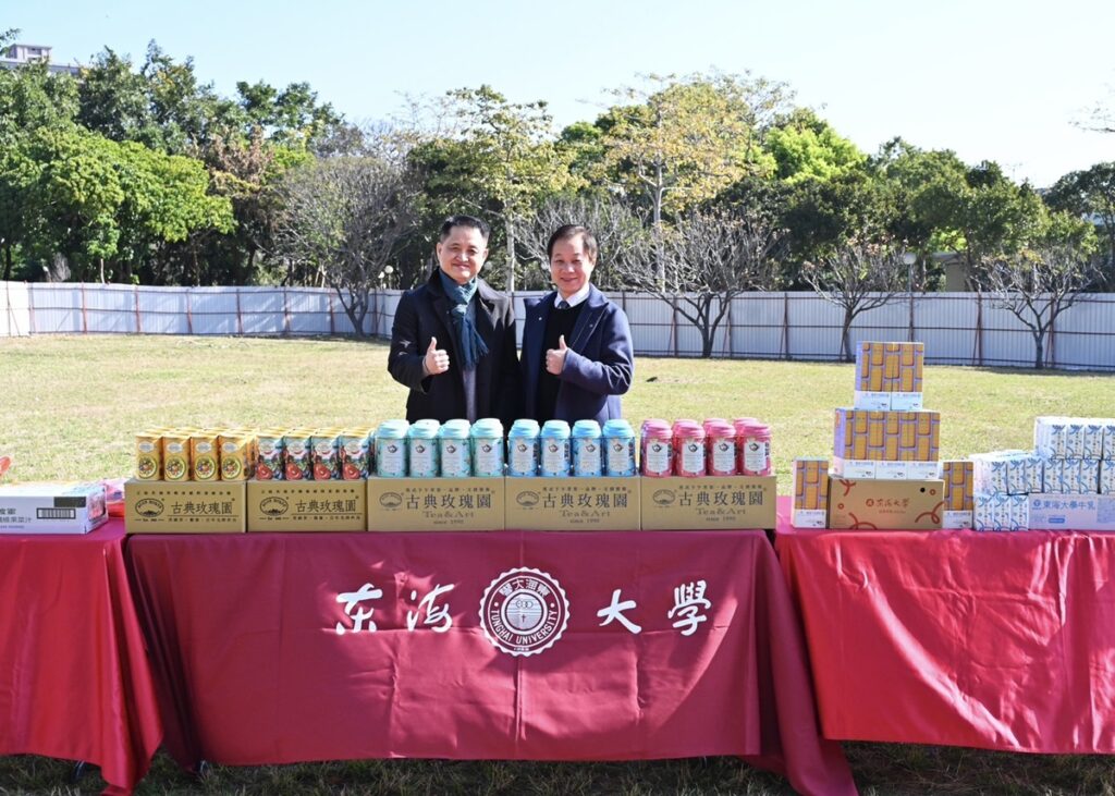東海大學校長張國恩(右)、古典玫瑰園創辦人黃騰輝董事長(左)合影。(圖/東海大學提供)