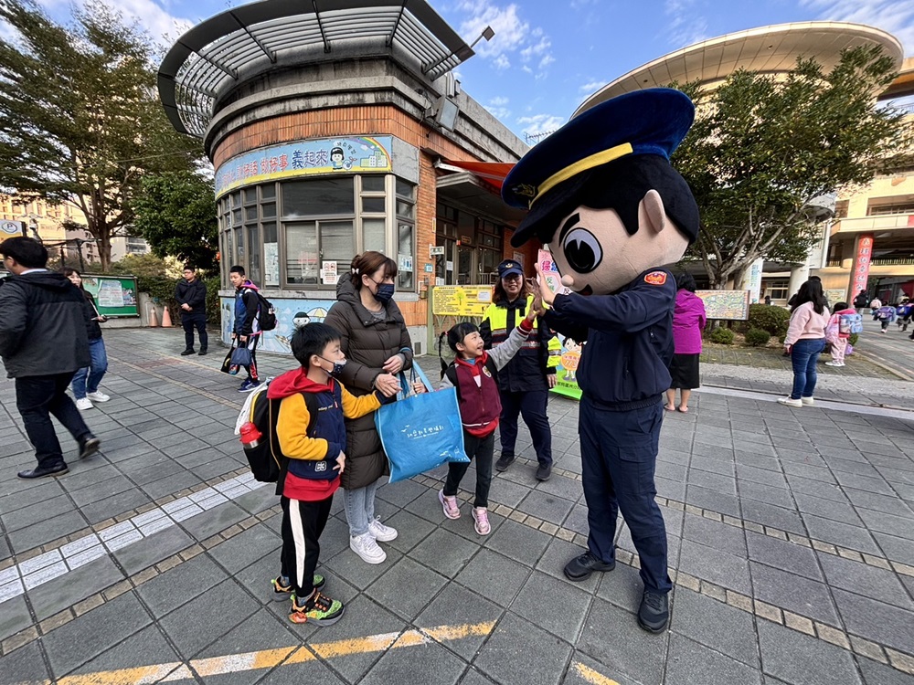兒童事故新聞排名最高 新北警開學日護交通安全 238 cnews204250211a01