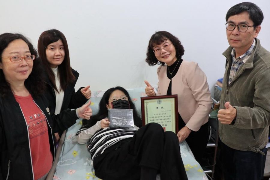 高雄空大校長親訪重障生藍翊慈頒獎擁抱 見證其堅毅學習精神