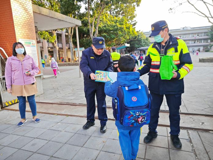 安心上學去!平警執行護童專案 維護校園周邊交通秩序 68 498233 0