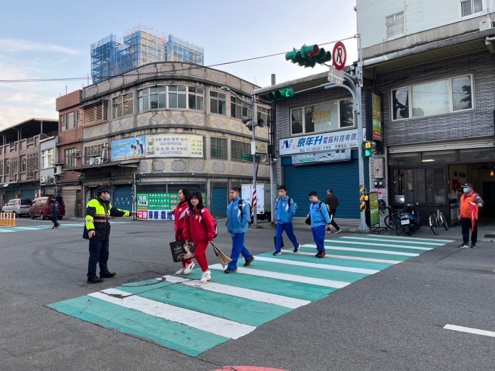 寒假結束!龍潭警守護通學路 強化取締周邊違規 69 S 1646885