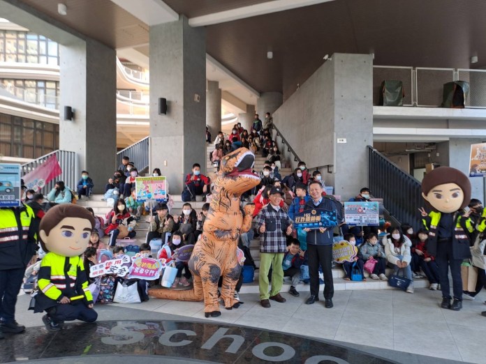 壢警結合民力維護交通秩序 助學童安全開學 69 S 12124283 0