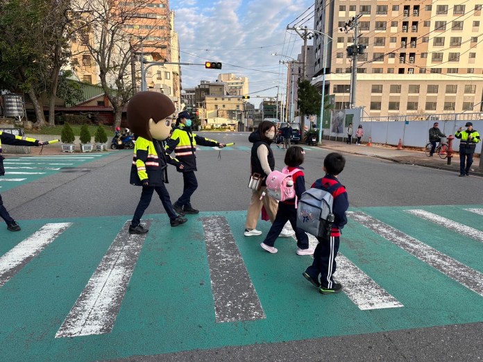 壢警結合民力維護交通秩序 助學童安全開學 70 S 12124280 0