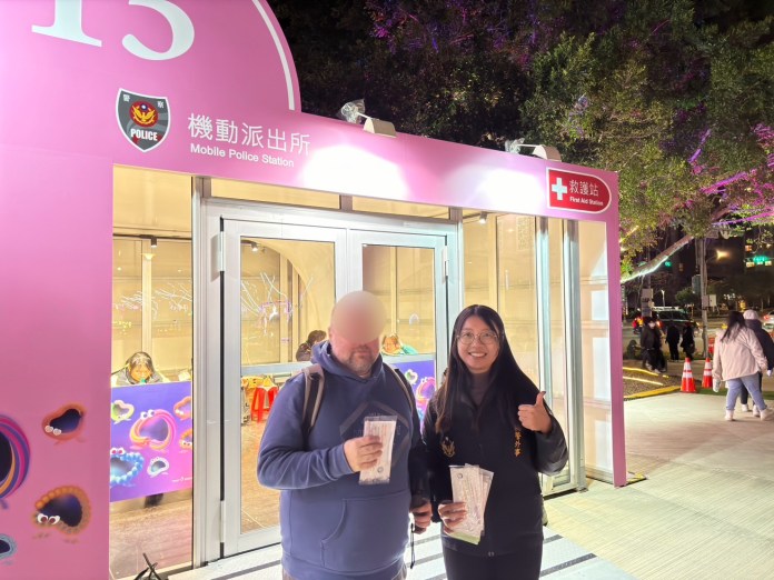 身障者逛台灣燈會丟皮包 龜山警火速尋回 56 S 375226378