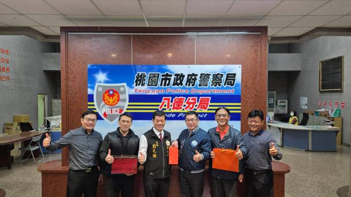 八德警支援燈會維安 警友辦事處致贈慰問金感謝辛勞 57 739524 0