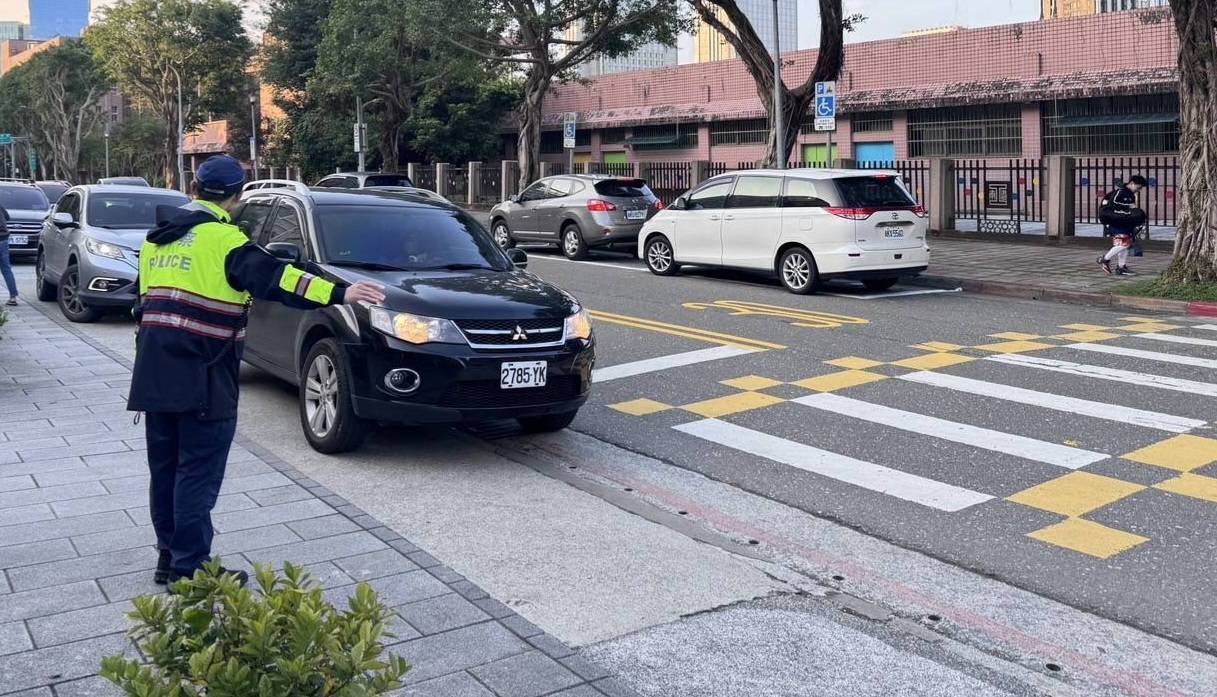 員警於開學日至各校週圍疏導交通,守護學童安全。(記者薛秀蓮翻攝)