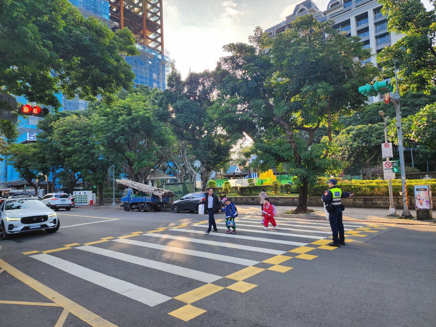 大同分局員警執行護童勤務維護學生上學安全。(記者 黃荷琇翻攝)