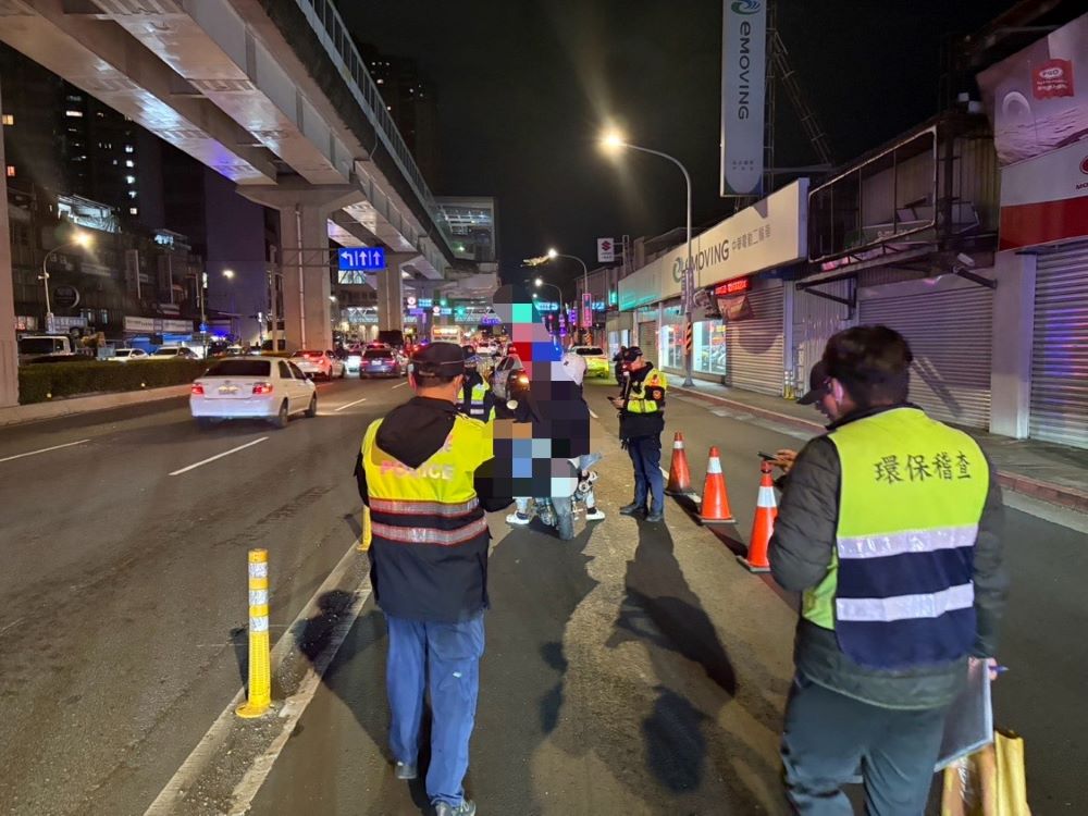 《圖說》中和警於景平路往新店方向進行路檢稽查工作,結合擴大臨檢警力強化攔查效能。〈中和分局提供〉